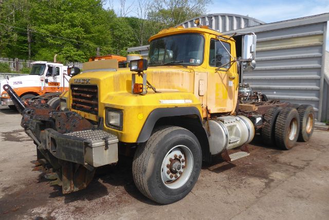2000-mack-rd688s-cab-chassis-truck #514194