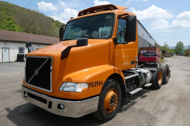 2015 Volvo VNM64T