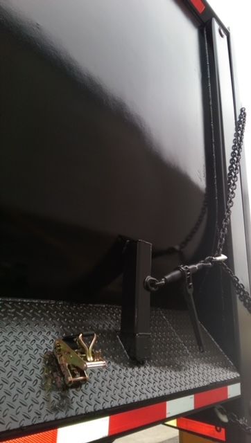  trailer hitch area of a 2009 Great Dane dump trailer showing diamond plate entry deck, latch, and chain.