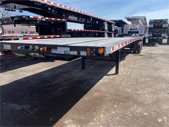 Flatbed trailer with Fontaine branding showing deck and undercarriage, front legs, and side reflectors; stock number 562433 visible.