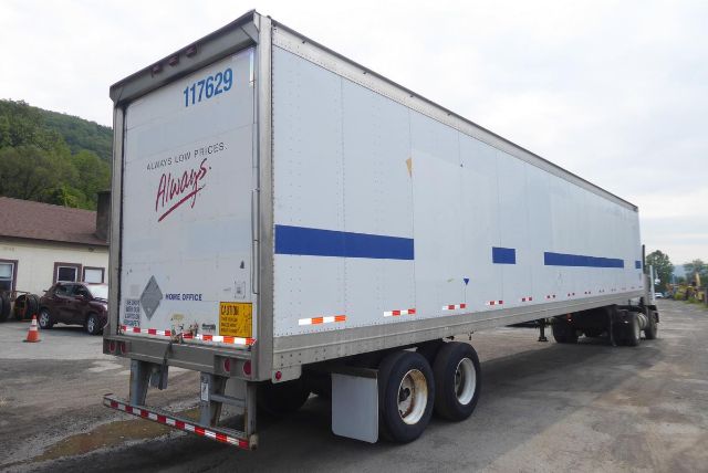2007 Great Dane trailer 7411TSSL side view showing dual rear axles and blue reflective stripes.