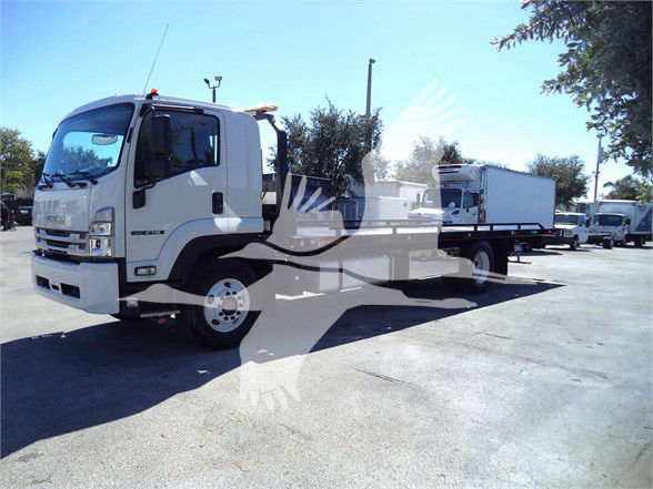 Isuzu FTR tow truck front-left view showing cab and flatbed with watermarked logo on image