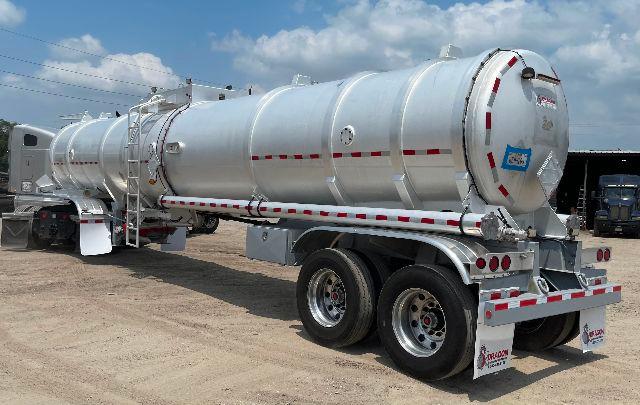Aluminum DOT-407 crude oil tanker trailer with two-axle rear, supporting frame, and reflective markings.