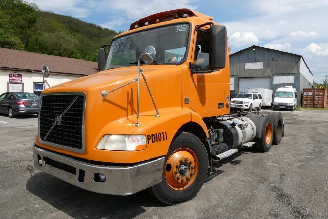 2015 Volvo VNM64T