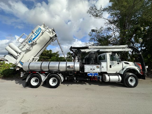 Vehicle side view shows a vacuum truck with a tilted tank and long hose reel. Visible text on the tank reads 'LUPPO' or 'LIIPO' and there are various control panels and compartments along the chassis.