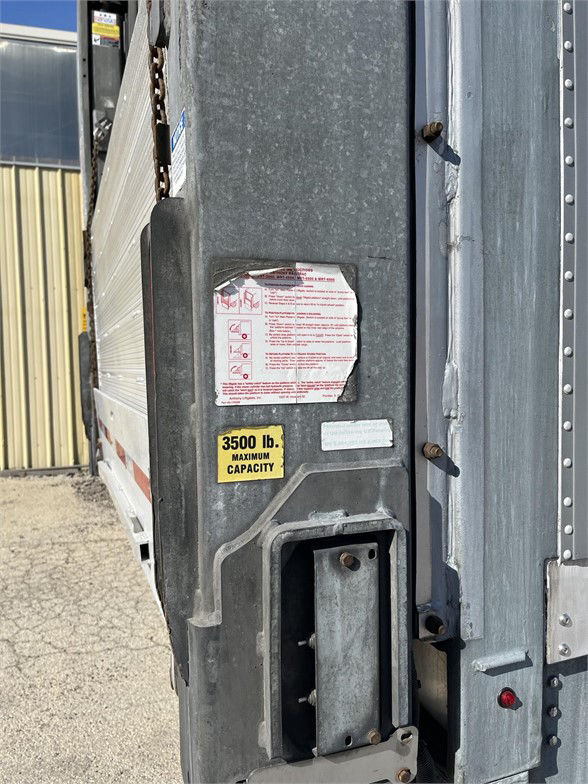 Vanguard DRY VAN trailer rear corner showing 3500 lb maximum capacity sticker and warning label.