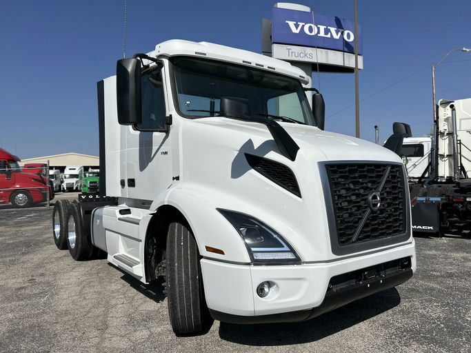 2025 Volvo VNR64T300