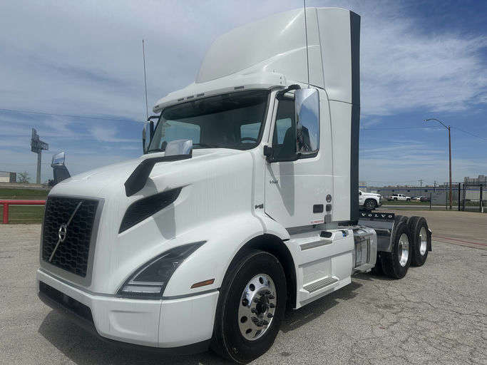 2025 Volvo VNR64T300