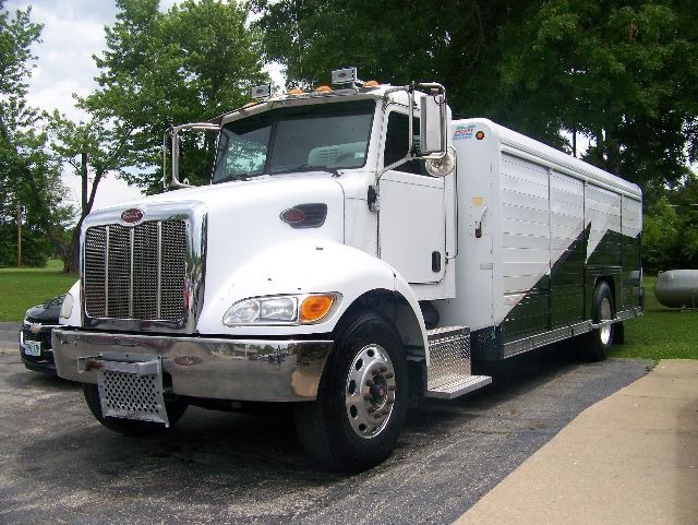 Peterbilt 335 box truck in white, front and passenger side view
