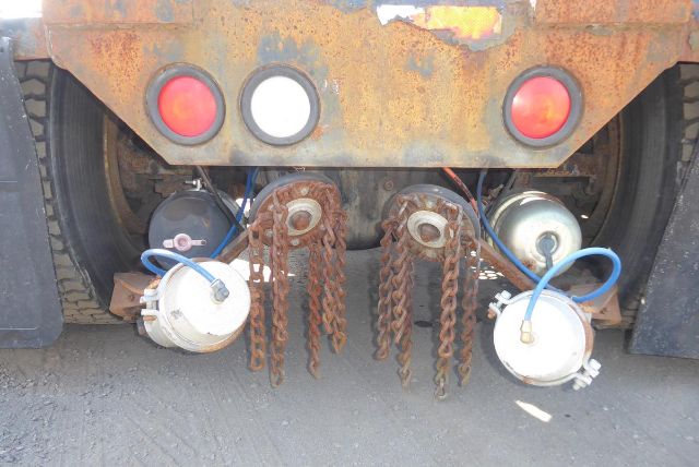 Kalmar 4x2 rear view showing air/electrical hoses and chain hangers with circular tanks attached to the back of the truck.