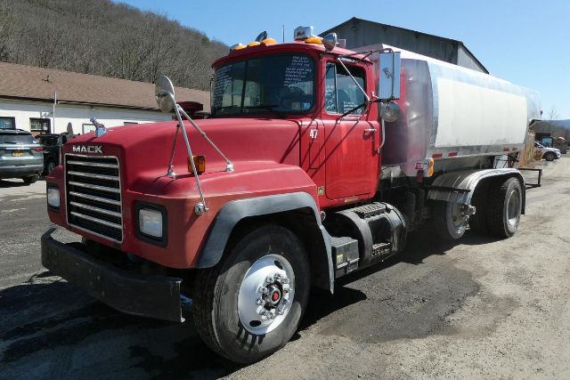 2004 Mack RD690P