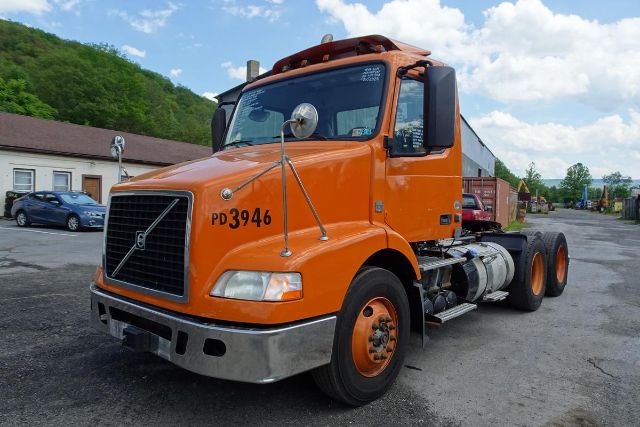 2014 Volvo VNM64T