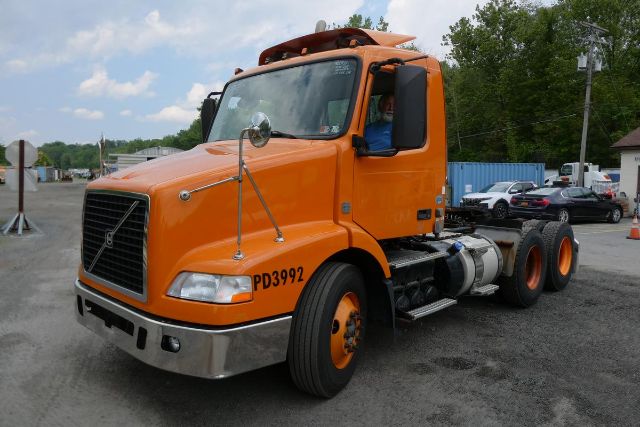 2015 Volvo VNM64T