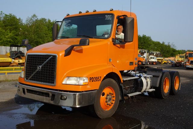 2016 Volvo VNM64T